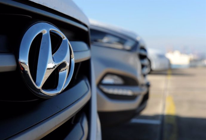 Archivo - FILED - 02 October 2015, Bremen, Bremerhaven: New cars made by Korean car manufacturer Hyundai waiting to be shipped at the car shipping terminal of Bremerhaven. 