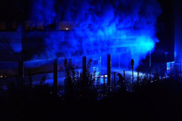 Archivo - Bomberos sofocan el incendio producido en el Auditorio Rocío Jurado de Sevilla.