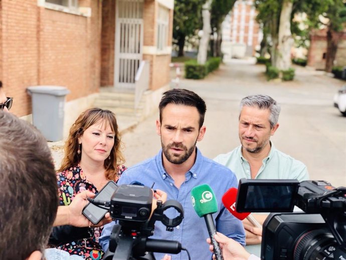 Archivo - El candidato de Adelante Izquierda Gaditana a la Alcaldía de Cádiz, David de la Cruz, atendiendo a los periodistas en una imagen de archivo.