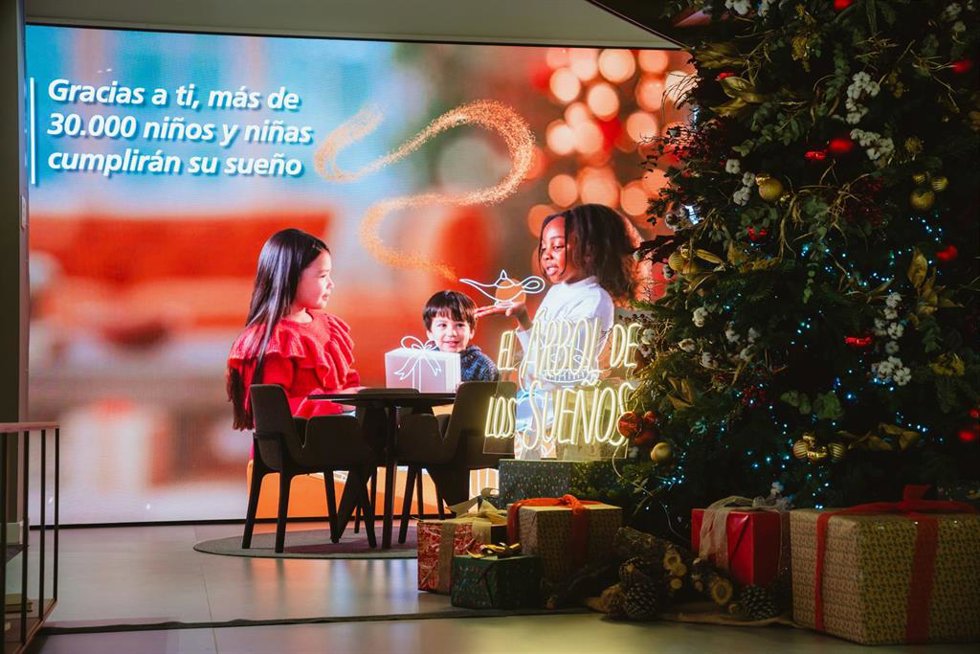 Imagen del Árbol de los Sueños de CaixaBank en la oficina all in one de Madrid.