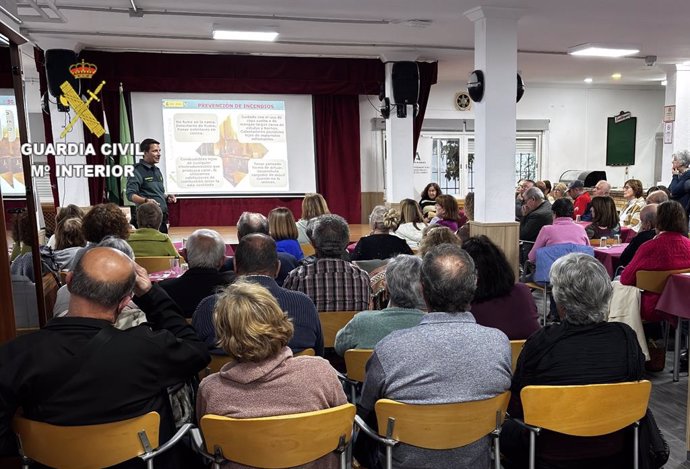 Una de las charlas de la Guardia Civil dentro del Plan Mayor de Seguridad.