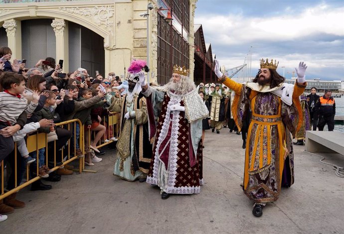 Archivo - Los Reyes Magos saludan a los niños a su llegada a Valencia