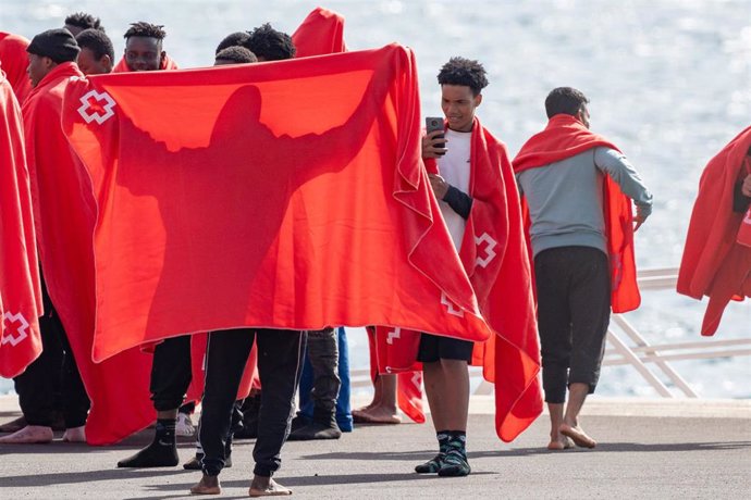 Migrantes llegados en cayuco a Puerto Naos.