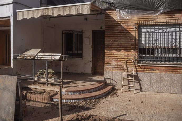 Archivo - Una casa afectada por la DANA en el barrio de la Fuente, a un mes del paso de la DANA por Valencia, a 29 de noviembre de 2024, en Utiel