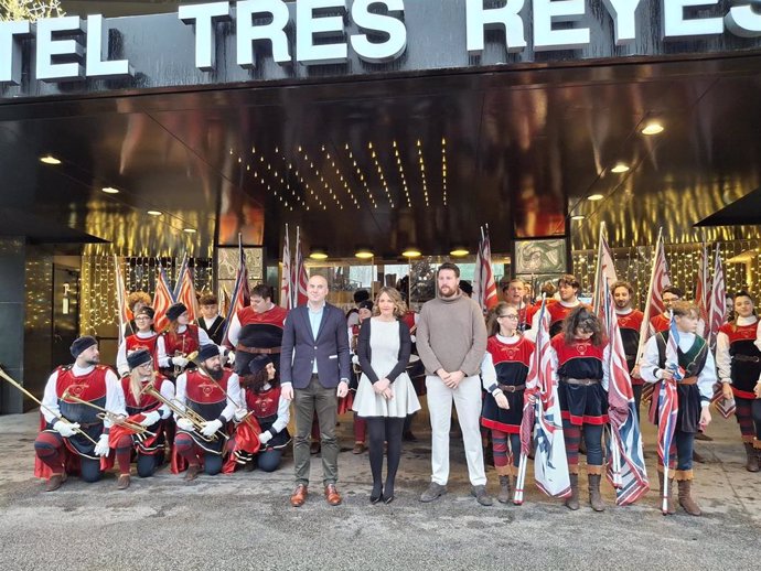 La presidenta de la Asociación Cabalgata Reyes Magos de Pamplona, Mamen Sádaba (c) junto a los abanderados que participarán en la Cabalgata de Reyes de Pamplona 2025.