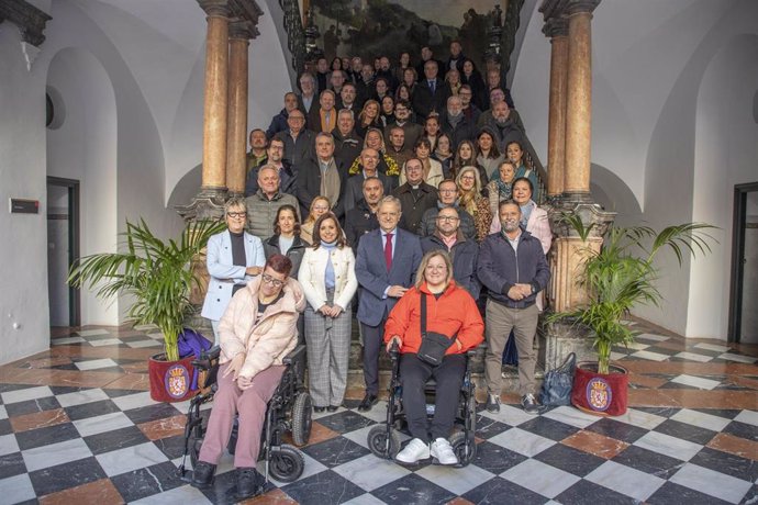 El presidente de la Diputación de Córdoba, Salvador Fuentes, y la delegada de Derechos Sociales, Irene Aguilera, en el centro, con representantes y beneficiarios de las ayudas.