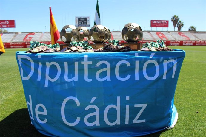 Trofeos de una competeción deportiva promovida por la Diputación de Cádiz