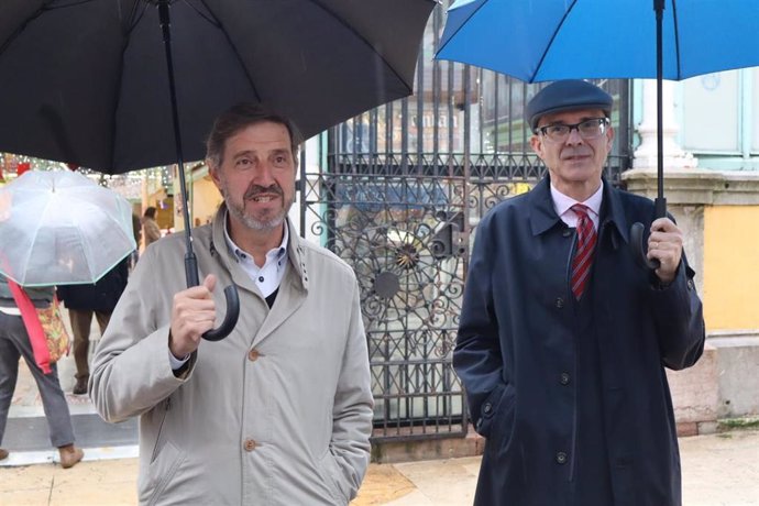 El portavoz del PSOE en el Ayuntamiento de Oviedo, Carlos Fernández Llaneza, y el concejal Jorge García, frente al mercado de El Fontán.