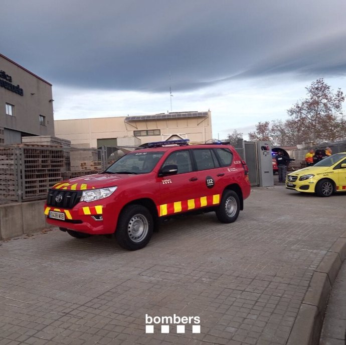 Efectivos de Bombers de la Generalitat en la empresa de Vila-seca (Tarragona) en la que un trabajador ha resultado herido grave cuando manipulaba una tubería de gas