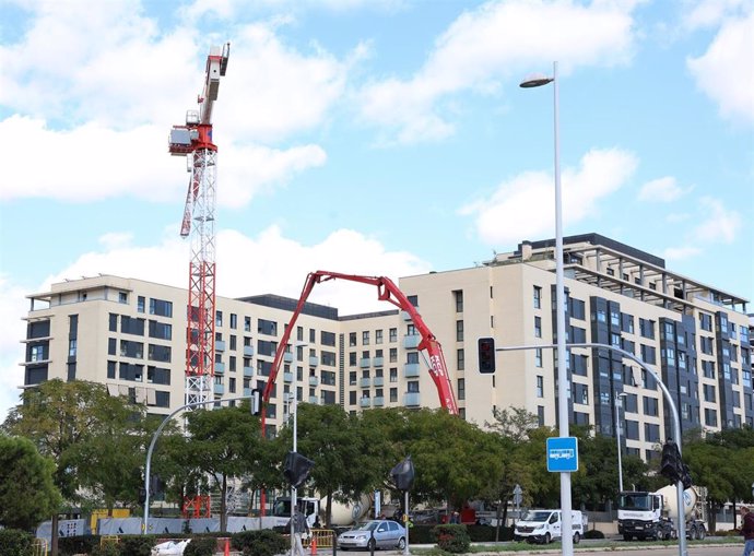 Archivo - Edificios en el barrio de Valdebebas, a 10 de octubre de 2024, en Madrid (España).