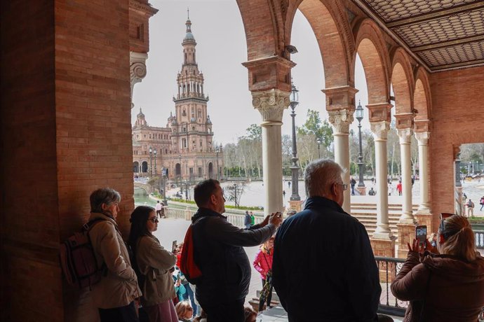 Archivo - Turistas visitan la Plaza de España de Sevilla. (Foto de archivo).