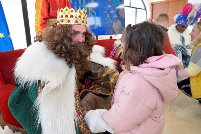 Los Reyes Magos atienden a los niños en Santomera