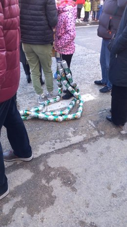 Archivo - Una niña participa en el arrastre de latas de Algeciras