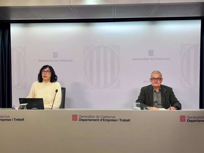 El secretario de Trabajo de la Generalitat, Paco Ramos, junto a la directora del Observatori del Treball i Model Productiu, Manuela Redondo