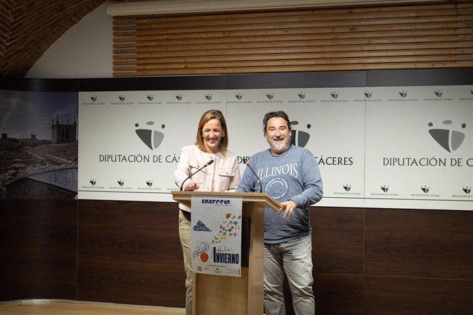 La diputada provincial de Turismo, Elísabeth Martín, y Gabriel Sáez, representante de la empresa Légola en la presentación del programa 'Hola invierno'