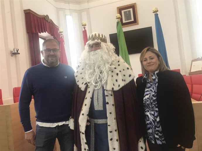 El alcalde de Mérida, Antonio Rodríguez Osuna; la concejala de Festejo, Ana Aragonense y su majestad el rey Melchor este viernes para anunciar el adelanto de la Cabalgata de los Reyes Magos en Mérida