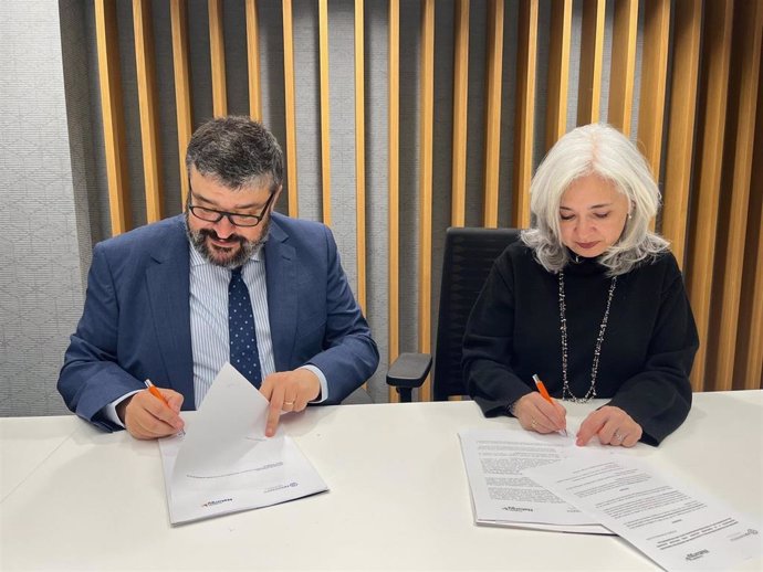 El presidente de la Asociación de Centros de Formación Profesional FPEmpresa, Luis García Domínguez, y la directora general de Fundación Naturgy, María Eugenia Coronado.