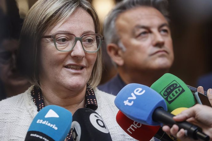 Archivo - Arxiu - La diputada a Les Corts pel PSPV María José Salvador oferix declaracions als mitjans