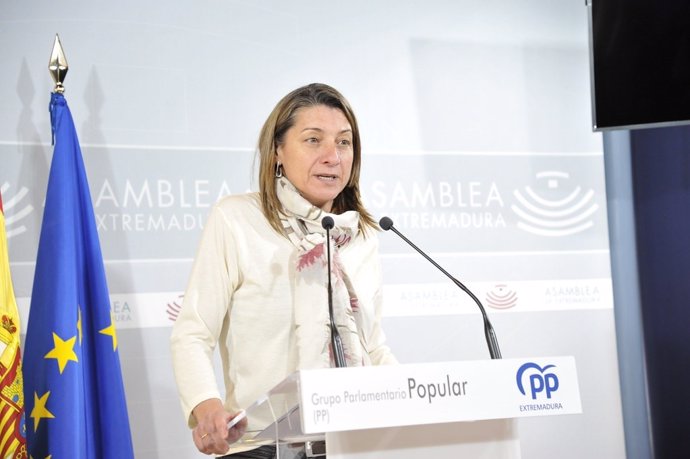 La diputada del PP en la Asamblea de Extremadura Pilar Gómez de Tejada en rueda de prensa para valorar los datos de paro en 2024 en la región