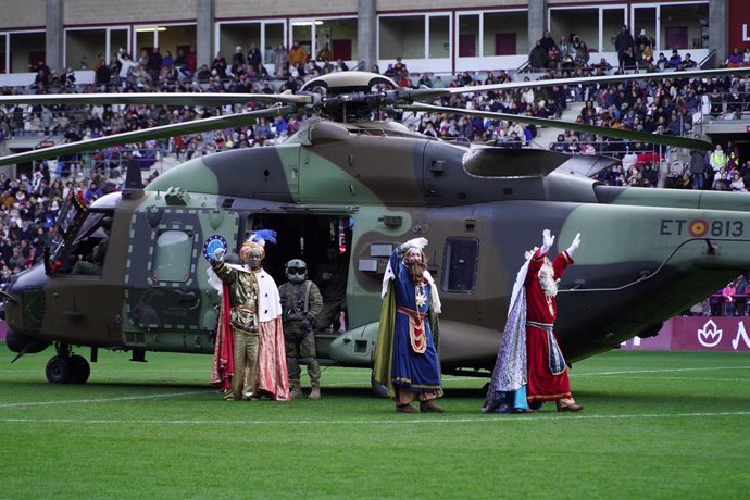 Archivo - Los Reyes Magos llegan al campo de fútbol de Las Gaunas en helicóptero, a 5 de enero de 2024, en Logroño, La Rioja (España). 