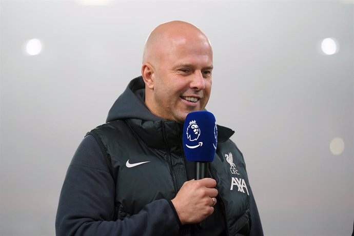 El entrenador del Liverpool, Arne Slot, durante una entrevista.