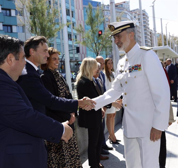 El rey Felipe VI saluda al concejal de Gijón Jorge González-Palacios.