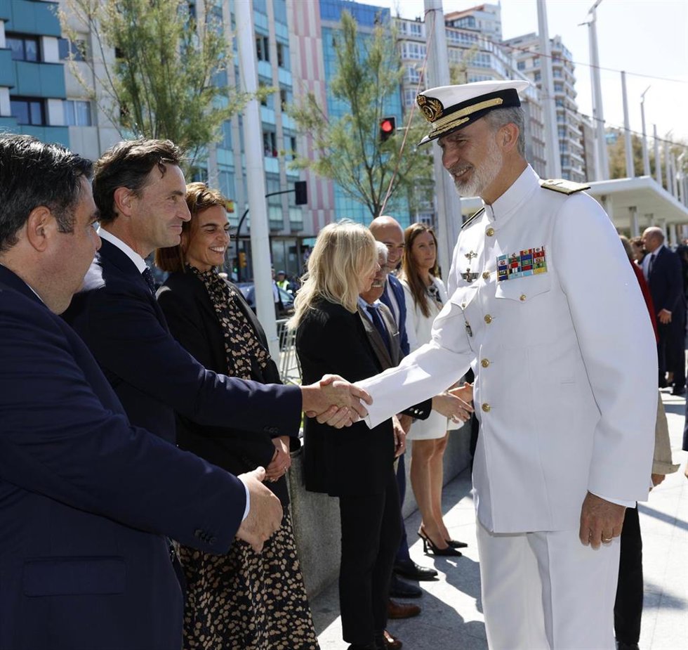 El rey Felipe VI saluda al concejal de Gijón Jorge González-Palacios.