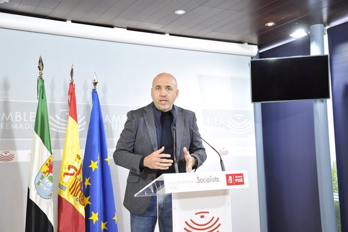 El portavoz de Empleo del PSOE en la Asamblea de Extremadura, Juan Ramón Ferreira, en rueda de prensa para valorar los datos de paro en 2024