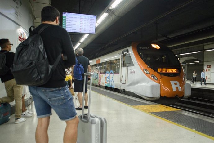 Archivo - Pasajeros esperando a los trenes de Renfe Rodalies