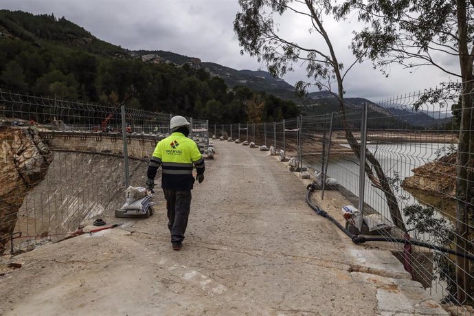 Un operario trabaja en la presa de Buseo, en Chera, Valencia.