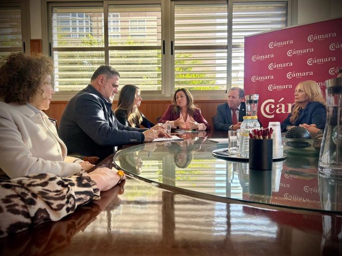 La consejera de Desarrollo Educativo y FP de la Junta de Andalucía, María del Carmen Castillo, durante su reunión con miembros de la Cámara de Comercio de Almería.