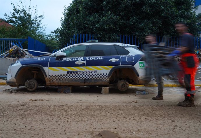 Archivo - Arxiu - Un vehicle de la Policia Local sense rodes, a Benetusser