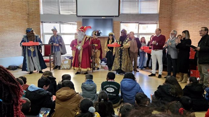 Los Reyes Magos entregan regalos a niños cacereños a través del IMAS