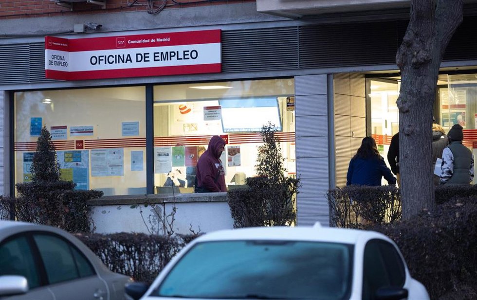 Varias personas en la puerta de una oficina del SEPE, a 3 de enero de 2025, en Madrid (España). 