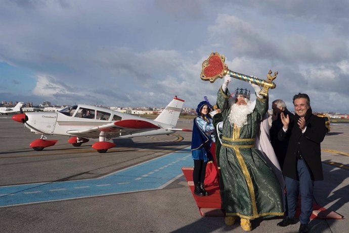 El alcalde de Camargo recibe a los Reyes Magos en el aeropuerto Seve Ballesteros