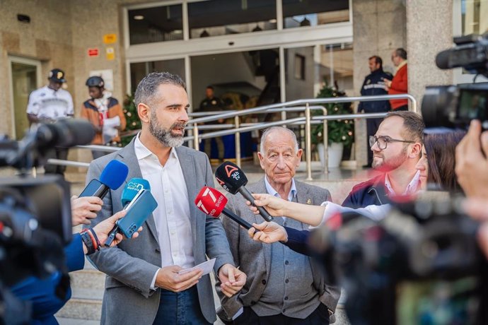 El consejero de Agricultura, Pesca, Agua y Desarrollo Rural, Ramón Fernández-Pacheco, atiende a los medios en Roquetas de Mar (Almería).