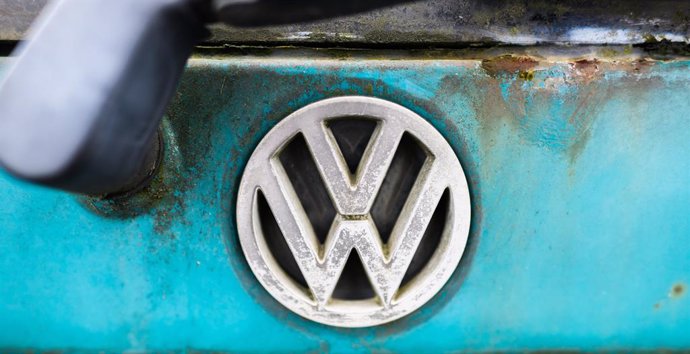 Archivo - 29 October 2024, Lower Saxony, Wolfsburg: A Volkswagen logo can be seen on a weathered old Volkswagen at a car recycler. 