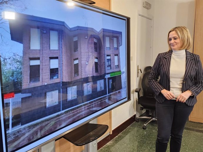 Amaia del Campo frente al edificio donde irá ubicado el nuevo kulturgunea de Bagatza