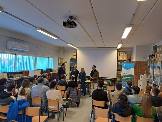 Archivo - Talleres de Emprendimiento desde las Aulas en el centro Cornelio Balbo en Cádiz.