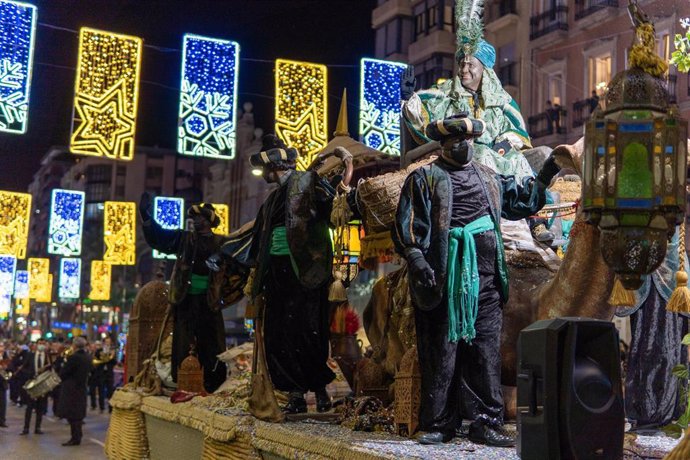 Archivo - Imagen de archivo de una cabalgata de Reyes Magos en Alicante.