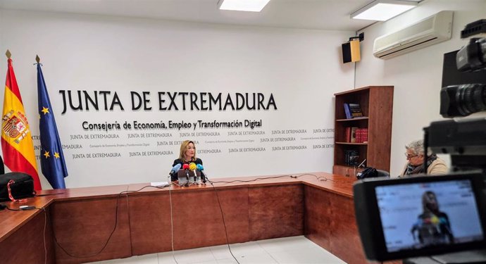 La secretaria general de Empleo de la Junta de Extremadura, María José Nevado, en rueda de prensa para valorar los datos de empleo en 2024 en la región