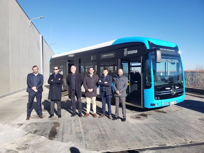 Archivo - El CEO de Avanza,Valentín Alonso (segundo, izda) y el alcalde de Segovia, José Mazarías (tercero, izda), durante la presentación de los Nuevos buses eléctricos urbanos, el pasado día 30 de diciembre.