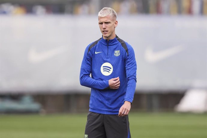 Archivo - Dani Olmo durante el día de entrenamiento del FC Barcelona previo a la UEFA Champions League, partido de fútbol contra el Stade Brestois 29 en la Ciudad Esportiva Joan Gamper el 25 de noviembre de 2024 en Sant Joan Despi, Barcelona, España.