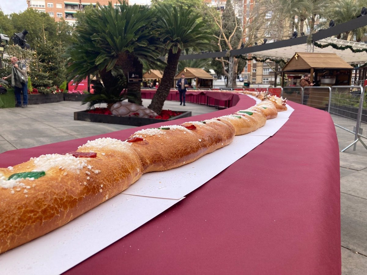 El Ayuntamiento de Murcia repartirá 160 metros de roscón de Reyes junto al gran árbol de Navidad