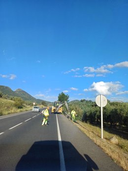 Operarios trabajan en una carretera de titularidad autonómica de la zona sureste de la provincia de Córdoba.