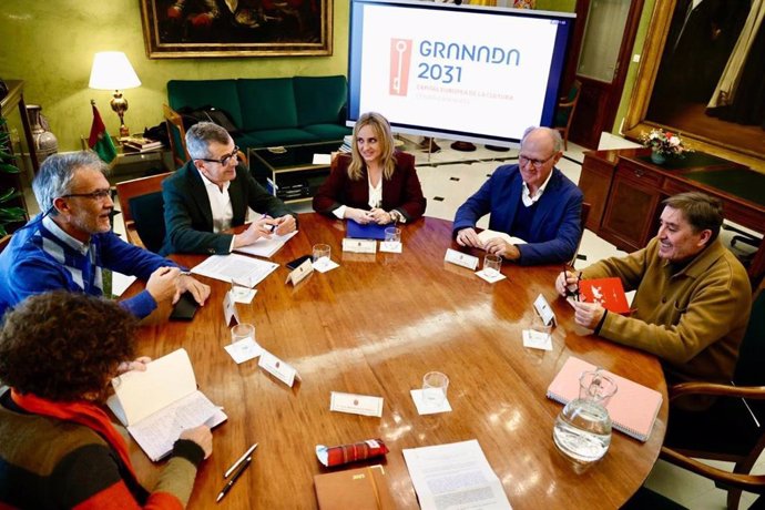 Reunión para la Capitalidad Cultural presidida por la alcaldesa de Granada, Marifrán Carazo, en el centro en la imagen