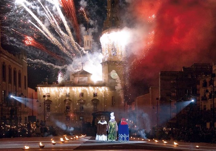 Archivo - Imagen de archivo de la cabalgata de Reyes Magos de Alcoy (Alicante).