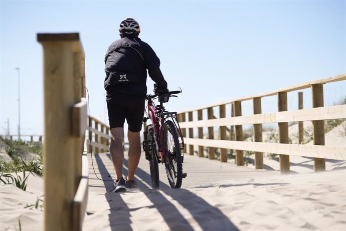 Archivo - Imagen de recurso del tramo Cádiz-San Fernando de la ruta cicloturista Eurovelo 8. A 12 de abril de 2024, en Cádiz (Andalucía, España). 