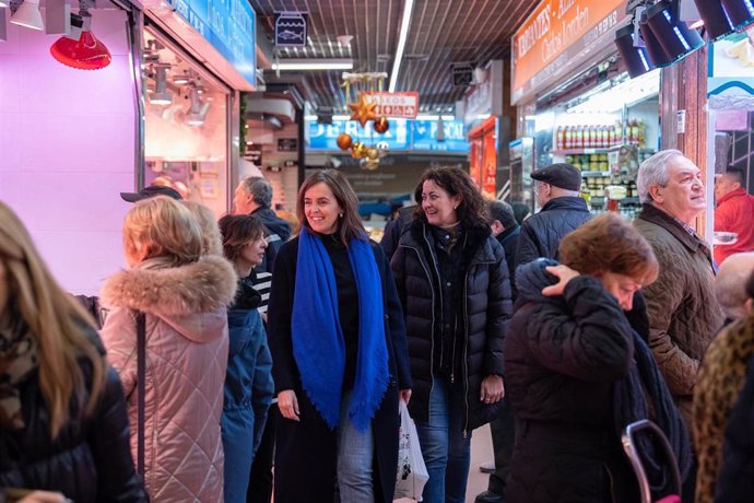 La vicesecretaria del Partido Popular, Carmen Fúnez, visita el mercado de Santa Maria de la Cabeza en Madrid