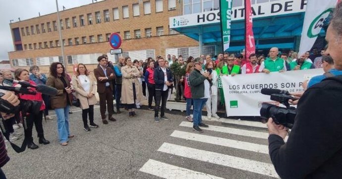 Imagen de archivo de una concentración de profesionales sanitarios a las puertas del Hospital de Riotinto (Huelva).